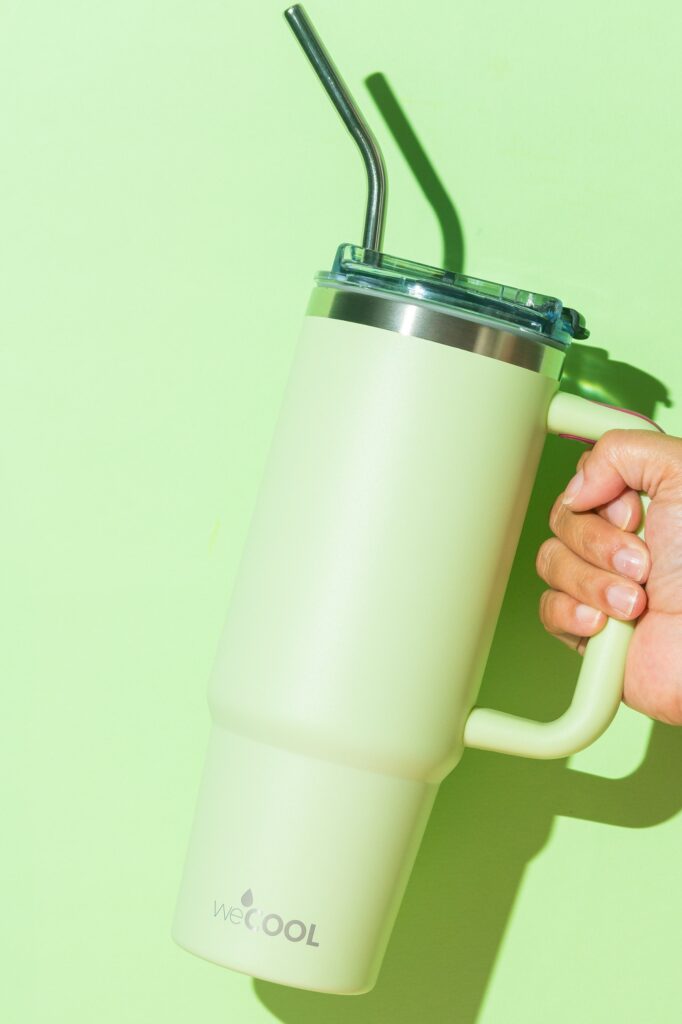 Botella térmica vs botella de plástico: ¿cuál es mejor? 4 Mug reutilizable y cañita de acero inoxidable